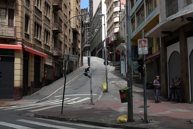 Comércio popular de roupas no Brás, em São Paulo, atrai sacoleiros