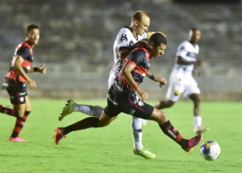 Botafogo-PB e Vitória empataram no primeiro jogo da terceira fase das Eliminatórias da Copa do Nordeste
Créditos: Josemar Gonçalves/AGIF