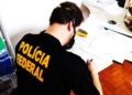 Foto: Divulgação/PF/ Policial federal confere documentação apreendida
