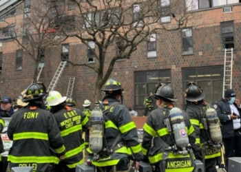 Foto: Divulgação Corpo de Bombeiros de NY/Incêndio em Nova York mobiliza centenas de agentes para apagar o fogo e resgatar vítimas.