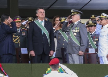O presidente da República, Jair Bolsonaro participa da cerimônia comemorativa do Dia do Exército, no Quartel-General do Exército, no Setor Militar Urbano, em Brasília/Foto: Antonio Cruz/Agência Brasil.