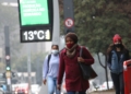 São Paulo - Pedestres na Avenida Paulista durante frente fria que derrubou a temperatura na capital.