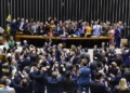 Deputados comemoram a aprovação do piso da enfermagem / Foto: Paulo Sergio/Câmara dos Deputados/Fonte: Agência Câmara de Notícias.