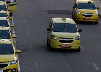 Rio de Janeiro - Circulação de táxis na região central do Rio. (Fernando Frazão/Agência Brasil)