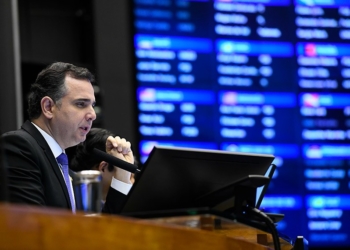 O presidente do Senado (e da Mesa do Congresso), Rodrigo Pacheco, na sessão conjunta/Foto: Marcos Oliveira/Agência Senado›/Fonte: Agência Senado.