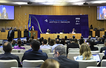 Presidente do STF abre o Fórum Internacional Justiça e Inovação.
O evento acontece no plenário Arnaldo Lopes Sussekind do TST.
Crédito para a foto: Rosinei Coutinho/SCO/STF.