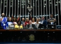 Senadores e deputados comemoram aprovação/Foto: Marcos Oliveira/Agência Senado›/Fonte: Agência Senado.