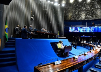 Da tribuna, Mourão criticou PEC: militares não são cidadãos de segunda categoria/Foto:
Roque de Sá/Agência Senado/Fonte: Agência Senado.